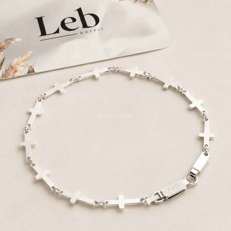 Detalhe dos elos em formato de cruz da pulseira