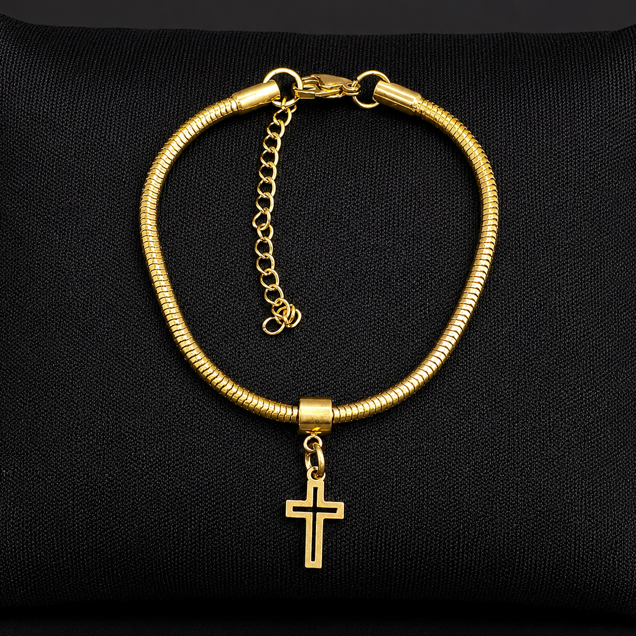 Pulseira com Berloque de Cruz Dourada em Aço Inoxidável