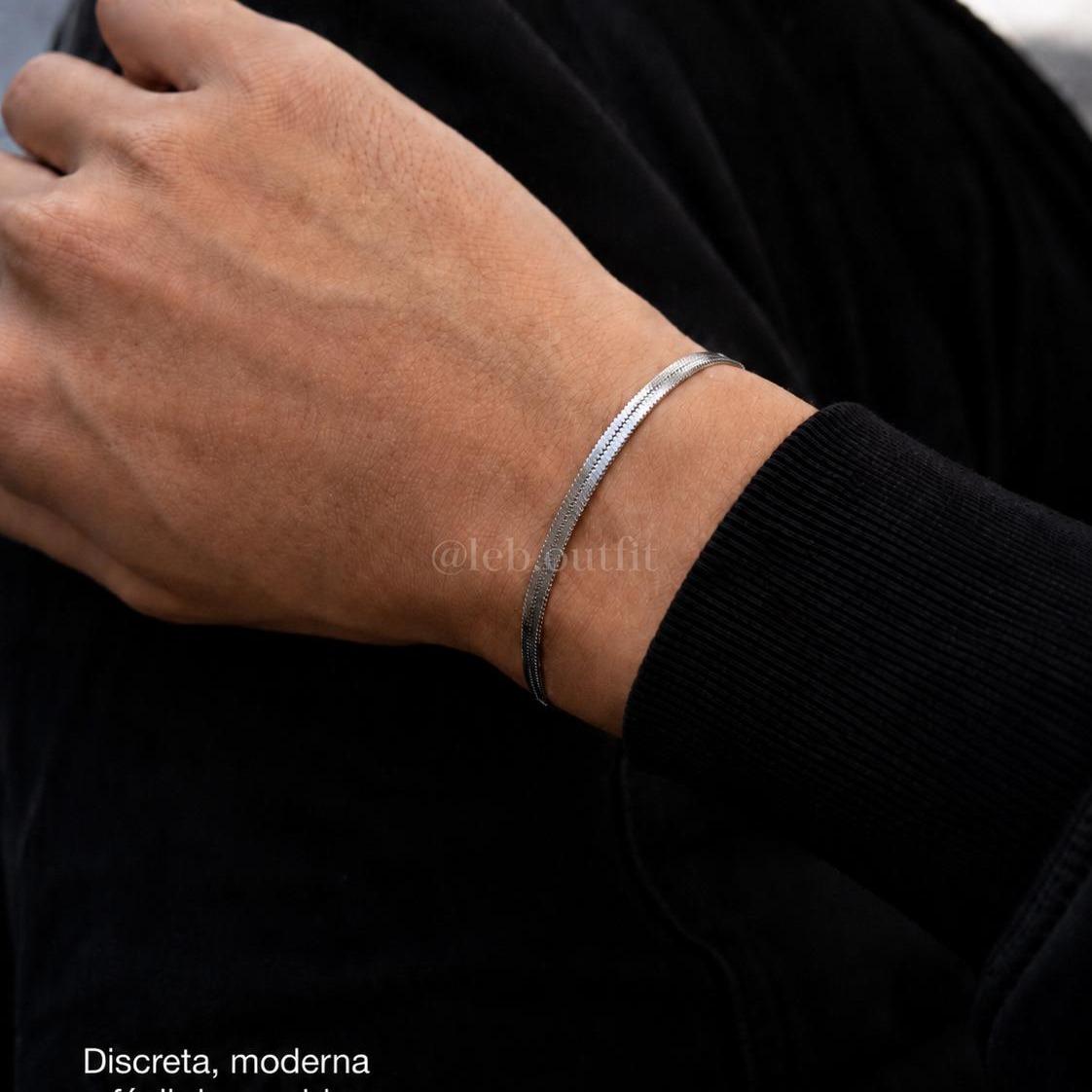 Pulseira ajustável em aço inoxidável vista de perto